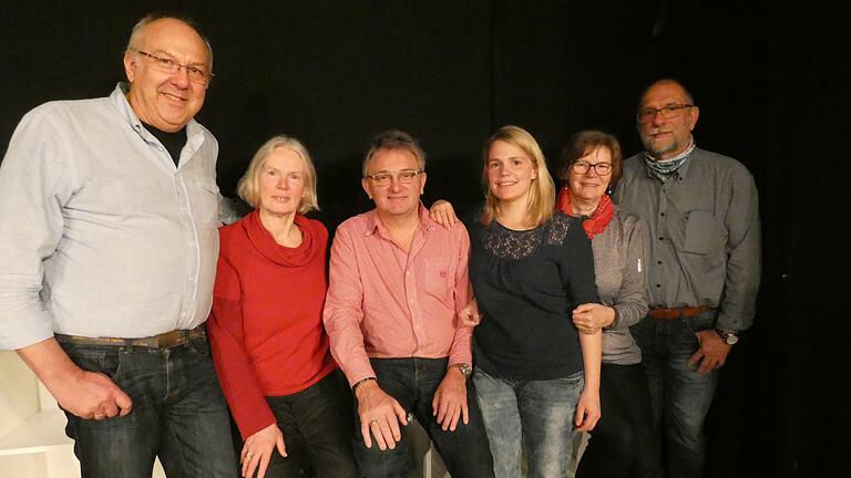 Der Theaterverein Oberstreu hat gewählt. 1. Vorsitzender wurde Michael Link (links), seine Stellvertreterin ist Eva-Maria Hoch (Dritte von rechts), die weiteren Vorstandsposten wurden besetzt (ab Zweite von links) mit Sabine Tolksdorf als Kassiererin, Ulrich Pfister und Gerhard Herbert (ganz rechts) sind Beisitzer und Petra Wende (Zweite von rechts) ist Schriftführerin.