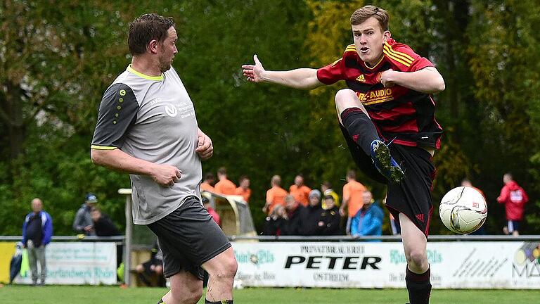 Tobias Miller (rechts) vom TSV Heustreu jagt nicht nur selbst dem runden Leder hinterher, sondern trainiert zudem die U9-Junioren der SG Heustreu. Nach der Trainer-C-Ausbildung (Kinder und Jugend) könnte er in Zukunft auch als Schiedsrichter auf dem Platz stehen.