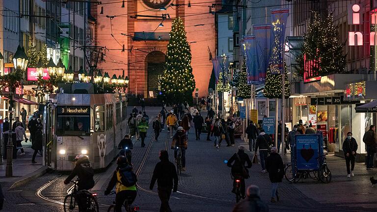 Wer in der Adventszeit für einen Weihnachtsbummel nach Würzburg kommen will, kann einige besondere Aktionen nutzen.