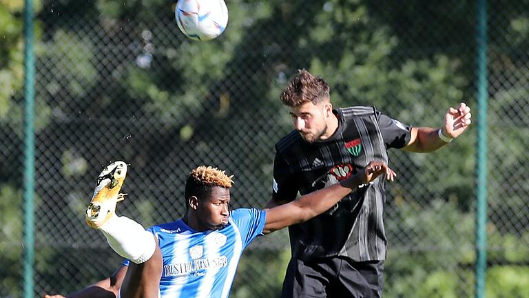 Mit 1,94 Metern automatisch beim Kopfball im Vorteil: FC-05-Innenverteidiger Lucas Zeller (rechts, im Zweikampf mit Mohamed Conte vom FV 04 Würzburg).