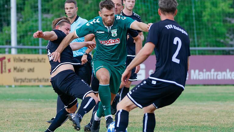 Shaban Rugovaj (Mitte) und der TSV Großbardorf (Szene vom Pokalspiel in Eisingen) gaben in einem denkwürdigen Spiel gegen den FC Geesdorf eine 2:0-Führung aus der Hand und mussten sich mit einem 2:2 begnügen.