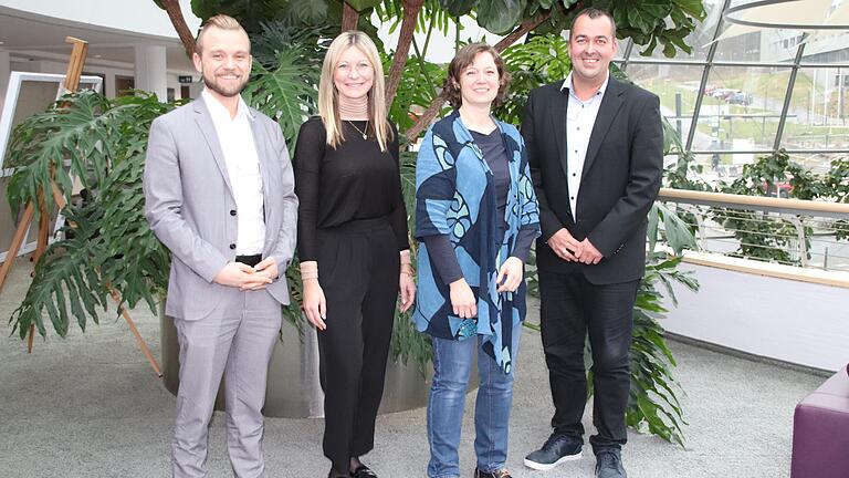 Sie gaben Auskunft über die generalistische Pflegeausbildung am Rhön-Klinikum in Bad Neustadt (von links): Eric Pehrson (Leiter der Praxis-Ausbildung), Ausbilderin Melissa Beck, stellvertretende Schulleiterin Martina Weymann und Pflegedirektor Nico Ledermann.&nbsp;