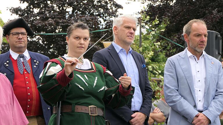 Bürgermeister Matthias Schneider (von rechts) und Schirmherr Steffen Vogel bewunderten den Gemeinschaftschor der Musikkapellen, der von Bezirksstabführerin Silke Johanni und dem Bucher Dirigenten Uwe Barthelme geleitet wurde. Bürgermeister Matthias Schneider (von rechts) und Schirmherr Steffen Vogel bewunderten den Gemeinschaftschor der Musikkapellen, der von Bezirksstabführerin Silke Johanni und dem Bucher Dirigenten Uwe Barthelme geleitet wurde.