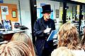 Ralph Köberlein vor seinen Ausstellungsfenster mit der Klasse 5a.