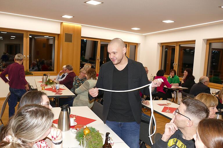 Der Zauberer Chris Calvin unterhielt im Konferenzsaal. Der Zauberer Chris Calvin unterhielt im Konferenzsaal.