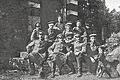 Adolf Hitler im 1. Weltkrieg, 1915       -  Lässig: Adolf Hitler (links vorne) mit Meldegängern des Königlich Bayerischen Reserveinfanterieregiments 16 im Herbst 1915 in Fournes-en-Weppes.