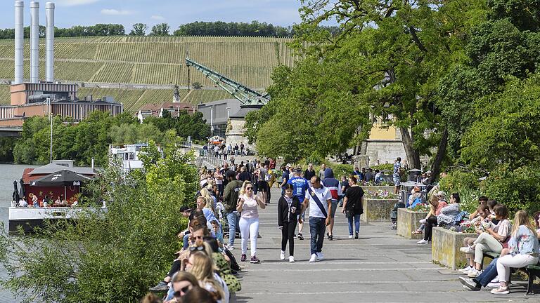 Zahlreiche Menschen bevölkern in diesen Tagen den Mainkai. Zahlreiche Menschen bevölkern in diesen Tagen den Mainkai.