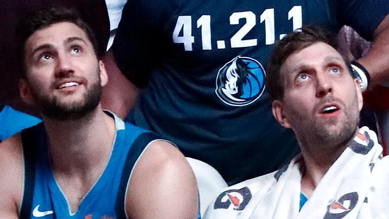 Die Würzburger Maximilian Kleber (links) und Dirk Nowitzki bei dessen letzten Heimspiel für Dallas im April 2019. Die Würzburger Maximilian Kleber (links) und Dirk Nowitzki bei dessen letzten Heimspiel für Dallas im April 2019. 