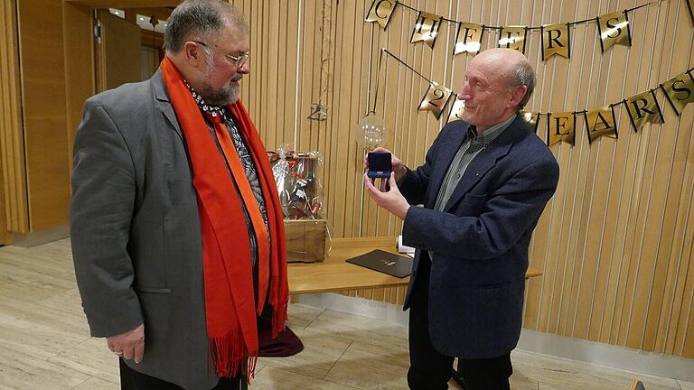 Hermann Grollmann (links) bekam von Pfarrer Hermann Becker für sein Engagement in der Katholischen Kantorei Marktheidenfeld die Verdienstnadel in Silber des Landkreises Main-Spessart. Hermann Grollmann (links) bekam von Pfarrer Hermann Becker für sein Engagement in der Katholischen Kantorei Marktheidenfeld die Verdienstnadel in Silber des Landkreises Main-Spessart.