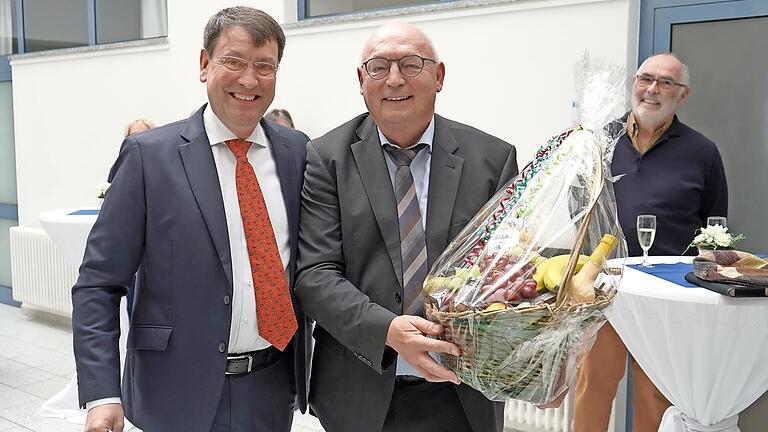 Mit einem Präsentkorb bedankte sich Vorstand Alexander Zugsbradl (links) bei Rainer Ziegler (Mitte) für sein unermüdliches Engagement als Kur- und Reha-Seelsorger in der Hescuro Klinik Bad Bocklet. Im Bild ist auch Walter Kuhn zu sehen, der seit 2... - Mit einem Präsentkorb bedankte sich Vorstand Alexander Zugsbradl (links) bei Rainer Ziegler (Mitte) für sein unermüdliches Engagement als Kur- und Reha-Seelsorger in der Hescuro Klinik Bad Bocklet. Im Bild ist auch Walter Kuhn zu sehen, der seit 2019 als Wortgottesdienstbeauftragter zu Zieglers Team gehört, welches sonntags die Wortgottesfeiern in der Klinik zelebriert. Mit einem Präsentkorb bedankte sich Vorstand Alexander Zugsbradl (links) bei Rainer Ziegler (Mitte) für sein unermüdliches Engagement als Kur- und Reha-Seelsorger in der Hescuro Klinik Bad Bocklet. Im Bild ist auch Walter Kuhn zu sehen, der seit 2... - Mit einem Präsentkorb bedankte sich Vorstand Alexander Zugsbradl (links) bei Rainer Ziegler (Mitte) für sein unermüdliches Engagement als Kur- und Reha-Seelsorger in der Hescuro Klinik Bad Bocklet. Im Bild ist auch Walter Kuhn zu sehen, der seit 2019 als Wortgottesdienstbeauftragter zu Zieglers Team gehört, welches sonntags die Wortgottesfeiern in der Klinik zelebriert.
