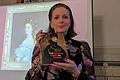 Die Wiener Kunsthistorikerin und Autorin Katrin Unterreiner (54) mit ihrem neuen Buch vor einem Porträt der österreichischen Kaiserin Elisabeth       -  Die Wiener Kunsthistorikerin und Autorin Katrin Unterreiner (54) mit ihrem neuen Buch vor einem Porträt der österreichischen Kaiserin Elisabeth