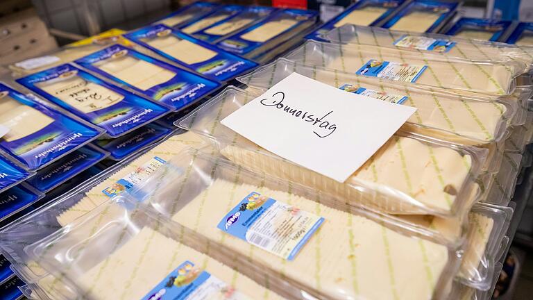 Hier liegen meterhohe Stapel an Käse-Packungen, unzählige Paletten mit Jogurt und Butter, Säcke voller Mehl und Nudeln.