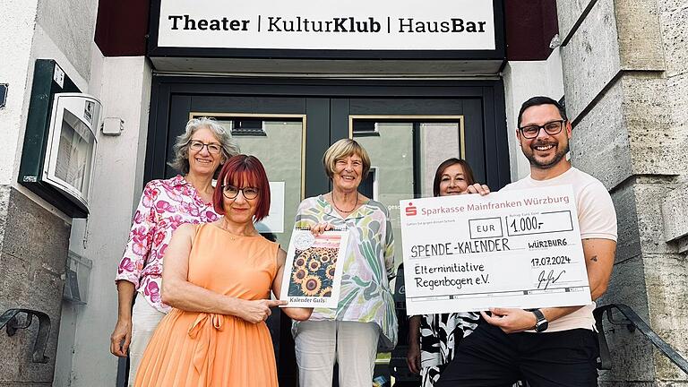 Auf dem Foto (von links): Dagmar Münzel (sie spielte im Stück die „Chris“), Regisseurin Cornelia Wagner, Heidrun Grauer (Elterninitiative der Station Regenbogen), Sonja Schaff (sie spielte im Stück die „Jessie“) und Chambinzky-Theaterleiter Csaba Béke.