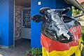 Frische Milch zapfen kann man sich an der Milchtankstelle von Familie Hörner in Kleinlangheim. Zudem gibt es im Regiomaten Nudeln, Eier, Käse und Fleisch.
