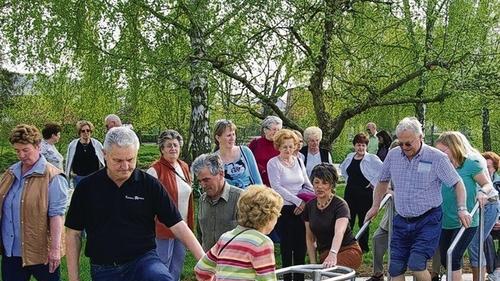 Als Wassertreter versuchten sich in Röttingen die Gäste der Einweihungsfeier für den neuen Kneipp-Vital-Weg. Als Wassertreter versuchten sich in Röttingen die Gäste der Einweihungsfeier für den neuen Kneipp-Vital-Weg.