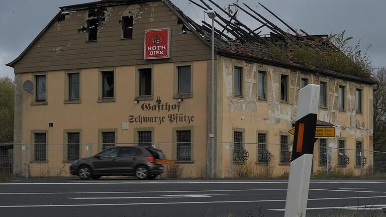 Von einem Brand am Nikolaustag 2013 schwer gezeichnet ist die Schwarze Pfütze. Im Dezember soll das Objekt versteigert werden.