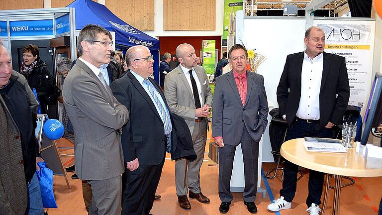 Messe-Rundgang: Hier vor der örtlichen Firma HOH-PKE mit Chef Armin Hoh (rechts).