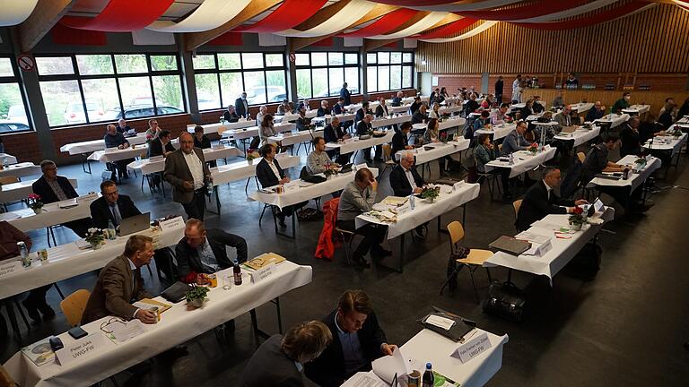 Der Würzburger Kreistag tagte in der Welsbachhalle in Holzkirchhausen.