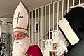 Was steht da wohl im goldenen Buch? St. Nikolaus lobt und spricht auch mahnende Worte.