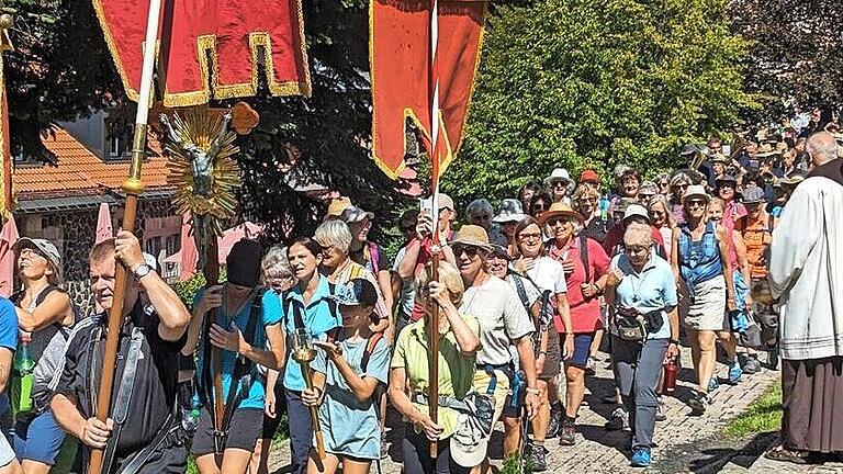 Franziskaner-Guardian Korbinian Klinger segnet die Wallfahrer zum Abschied vom Kreuzberg mit Weihwasser.       -  Franziskaner-Guardian Korbinian Klinger segnet die Wallfahrer zum Abschied vom Kreuzberg mit Weihwasser.