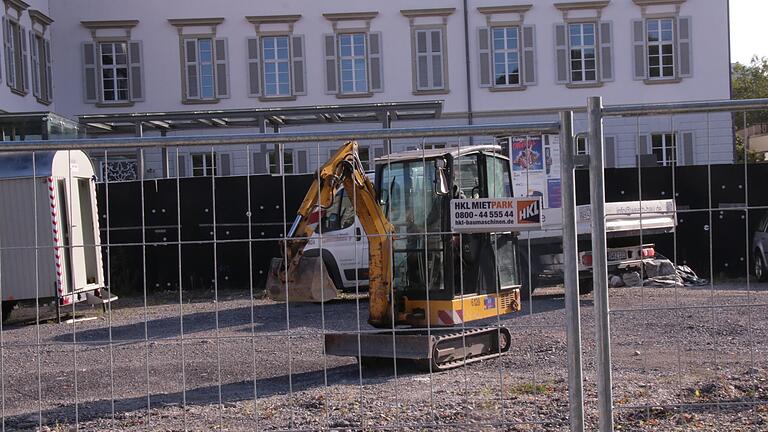 Der  alte Holzzaun um das frühere Steigenberger-Areal wird durch einen neuen aus Bauzaunelementen ersetzt.       -  Der  alte Holzzaun um das frühere Steigenberger-Areal wird durch einen neuen aus Bauzaunelementen ersetzt.