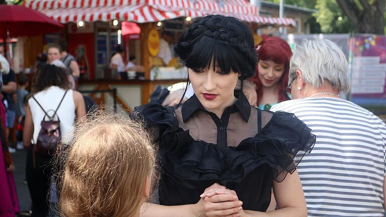 Die 'Macherin' hinter der Superhelden-Gruppe, die Fürther Studentin Alina Pförtner, kam diesmal als 'Wednesday Addams' aufs Volksfest.