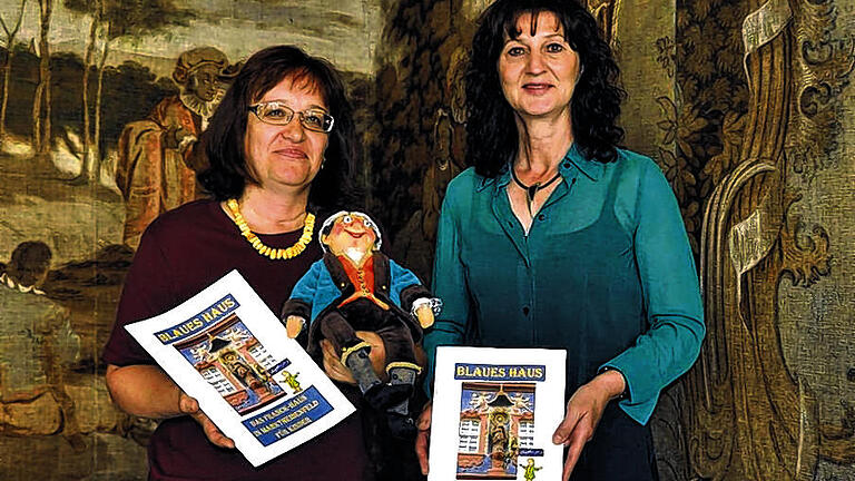 Ein Heft für Kinder: Künstlerin Valentina Harth (links) und Bürgermeisterin Helga Schmidt-Neder mit der neuen Infobroschüre, die ab sofort im Franck-Haus erhältlich ist. Mit im Bild ist die von Harth gefertigte Handpuppe, die den „Häuslebauer“ Franz Valentin Franck darstellt. Ein Heft für Kinder: Künstlerin Valentina Harth (links) und Bürgermeisterin Helga Schmidt-Neder mit der neuen Infobroschüre, die ab sofort im Franck-Haus erhältlich ist. Mit im Bild ist die von Harth gefertigte Handpuppe, die den „Häuslebauer“ Franz Valentin Franck darstellt.