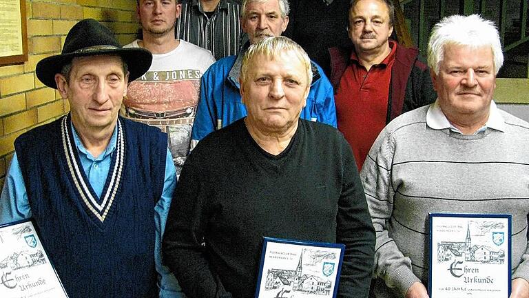 Elf Mitglieder wurden beim FC Hendungen geehrt. Reinhold Seifert, Ansgar Neufeld und Heinz Bachmann (vorne, von links) wurde nach 40 Jahren Vereinszugehörigkeit die Ehrenmitgliedschaft verliehen. Des weiteren wurden für langjährige verantwortliche Vereinsaktivitäten Peter Simon, Alexander Koch, Konrad Fischer, Uwe Koch und Rainer Kürschner (hinten, von links) ausgezeichnet.