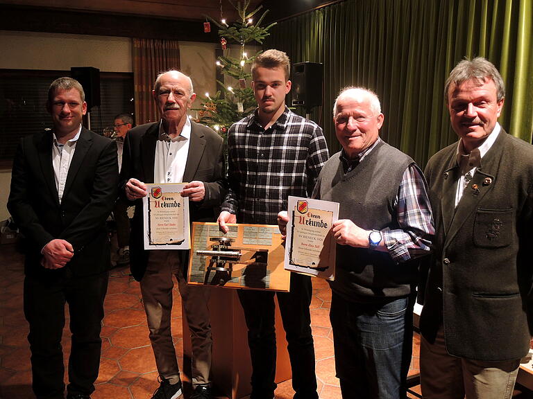 Auszeichnung für 60-und 65-jährige Mitgliedschaft und Torjägerqualität (von links): Christian Wiegand, Karl Mäder, Luka Pernitschka, Alois Nöll, und Hubert Nickel. Auszeichnung für 60-und 65-jährige Mitgliedschaft und Torjägerqualität (von links): Christian Wiegand, Karl Mäder, Luka Pernitschka, Alois Nöll, und Hubert Nickel.