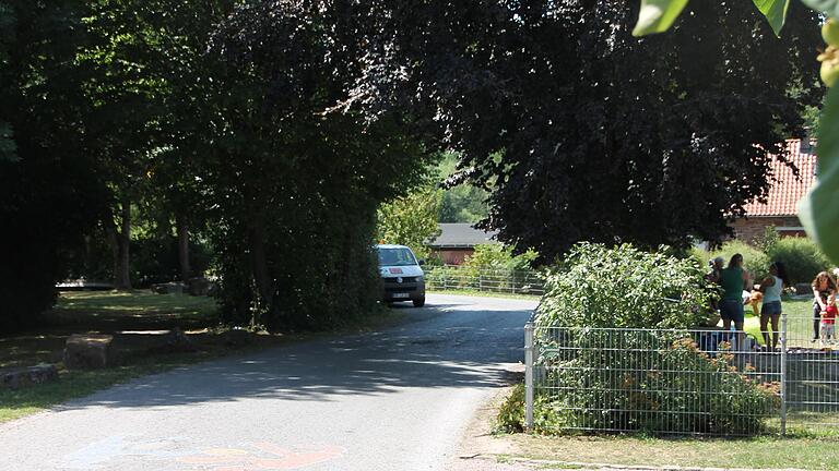 Die sogenannte Baustraße führt am Mehrgenerationenspielplatz und Biergarten vorbei zum Parkplatz am Marktheidenfelder Mainkai. Der Stadtrat möchte sie schließen und den Spielplatz nach links um ein Areal für Jugendliche erweitern. Jetzt aber sind alle Beschlüsse erst mal ausgesetzt.