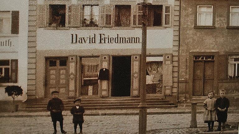 In der Ausstellung zu sehen: Das Geschäft von David Friedmann (heute Apotheke am Markt) war einst eines der ortsprägenden Gebäude am Marktplatz Königshofens. (Quelle: Stadtarchiv) In der Ausstellung zu sehen: Das Geschäft von David Friedmann (heute Apotheke am Markt) war einst eines der ortsprägenden Gebäude am Marktplatz Königshofens. (Quelle: Stadtarchiv)