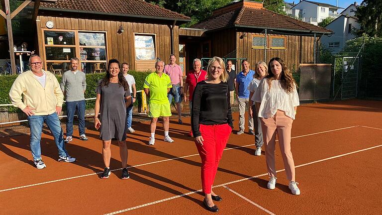 Der Vorstand des Tennisclubs Schwarz-Rot im TSV Lengfeld ( v.l.):&nbsp; Harald Müller, Roy Eydel, Yvonne Schnabel, Claudius Jeschke, Frank Giese, Holger Dexler, Bernd Hußlein, Sabine Reinfurt-Jäger, Veit Stumpf, Gerhard Roth, Ruth Hänelt und Tina Elias.