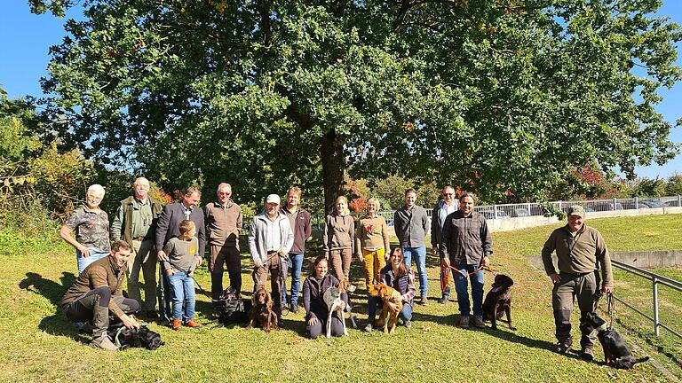 Im Bild (von links) Michael Seuffert, Rosel Hölzner, Hermann Langguth, Marco Tak mit Sohn, Walther Arnold (Prüfer), Karl Bayer, Matthias Zull, Janett Stecher, Mirjam Tempel, Uschi Kilgenstein, Luisa und Sven Burkard, Egon Frank (BJV- Vorstand), Manfred Mahr, Klaus Strumpf.