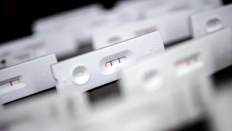 Die Anzahl der positiven Tests, wie hier auf diesem Symbolbild, geht im Landkreis weiter zurück. Die Anzahl der positiven Tests, wie hier auf diesem Symbolbild, geht im Landkreis weiter zurück. 
