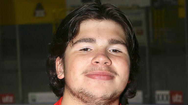 Tiago Schmauser hat allen Grund zum Grinsen: Mit (noch) 16 Jahren hat der aktuell jüngste Spieler der Haßfurter Hawks vor einer Woche gegen den ERSC Ottobrunn erstmals ins Schwarze getroffen.&nbsp;