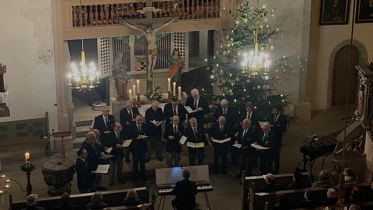 Das Foto zeigt den Chorauftritt in der Kirche.