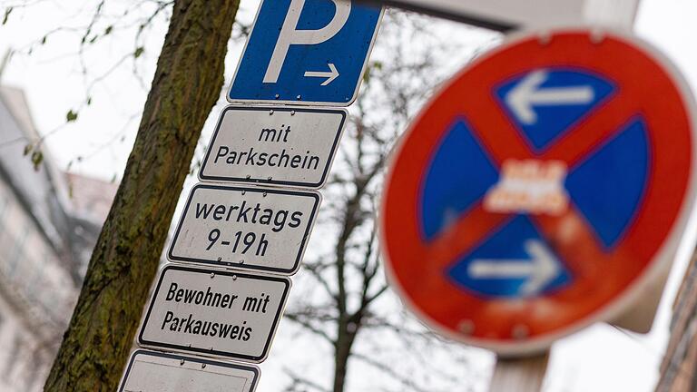 Parken in der Dettelbacher Altstadt – ein Dauerthema. Um die Lösung der Problem geht es einmal mehr am Montag in der Stadtratssitzung.