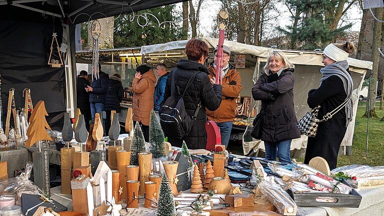 Zum Kaufen und Plauschen boten sich auf dem Aschacher Weihnachtsmarkt viele Gelegenheiten.       -  Zum Kaufen und Plauschen boten sich auf dem Aschacher Weihnachtsmarkt viele Gelegenheiten.