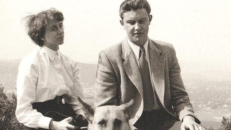Ursula und Horst Grom mit ihrem Schäferhund - Ursula und Horst Grom mit ihrem Schäferhund Ursula und Horst Grom mit ihrem Schäferhund - Ursula und Horst Grom mit ihrem Schäferhund