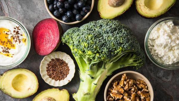 Super Food: Avocado, Brokkoli, Blaubeeren und Walnüsse       -  Gesunde Fettsäuren, viel Gemüse, komplexe Kohlenhydrate helfen, den Blutzuckerspiegel zu senken.