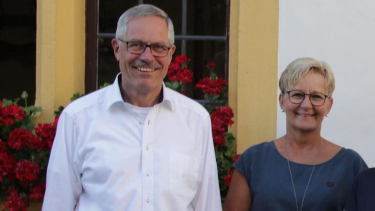 Bürgermeister Peter Kraus und Ortsverbandsvorsitzende Birgit Hagenauer freuen sich über die Umbenennung der Freien Wählergemeinschaft Mainbernheim in die Mainbernheimer Wählergemeinschaft.