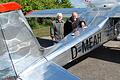 Anton Heil (rechts) hat gemeinsam mit Dieter Bauer ein zerstörtes Ultraleichtflugzeug hergerichtet.