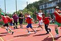 Aufwärmen &ndash; auch mit kleinen Sprints &ndash; muss sein. &bdquo;Trainer&rdquo; Timo Gebhardt (hinten rechts) sowie seine &bdquo;Assistenten&rdquo; (von links) Oliver Mock, Andre Mahr und Julia Grell von der &bdquo;Praxis Lebenslinie&rdquo; in Maroldsweisach, hatten beim kleinen &bdquo;Fußballcamp&rdquo; in der Tagesstätte der Lebenshilfe Haßberge in Sylbach ebenso viel Spaß, wie die jungen Teilnehmer.