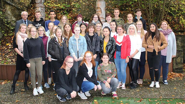 Die neuen Pflegeschüler vor der Berufsfachschule für Krankenpflege gemeinsam mit Schulleiter Jürgen Leiber (links) und Klassenleitung Rebecca Rahm (rechts). Die neuen Pflegeschüler vor der Berufsfachschule für Krankenpflege gemeinsam mit Schulleiter Jürgen Leiber (links) und Klassenleitung Rebecca Rahm (rechts).