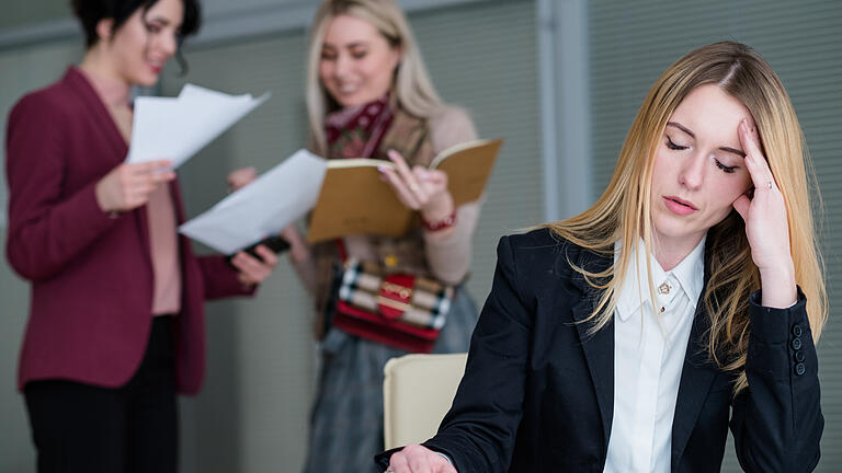 Schlechte Akustik Büro Nachhall       -  An schlechter Akustik ist oft nicht die Lautstärke schuld. Der Nachhall schafft eine Atmosphäre, die in Büros oft zu Problemen führt.