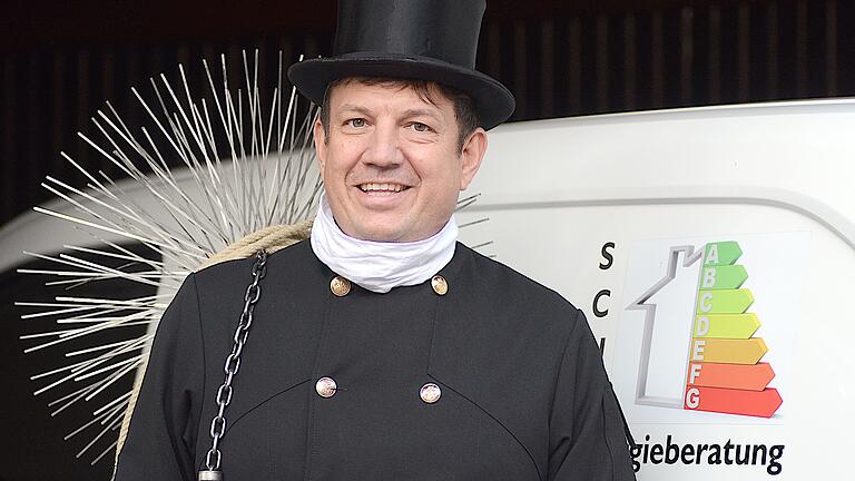 Benjamin Schreck, Obermeister der Kaminkehrerinnung Unterfranken, hier in Schlotfeger-Outfit: 'Unsere primäre Aufgabe ist nicht mehr das Kehren.'