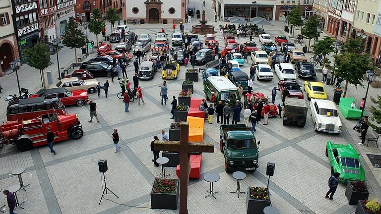 Auf dem Tauberbischofsheimer Marktplatz trafen sich zahlreiche Besitzer von Oldtimern.