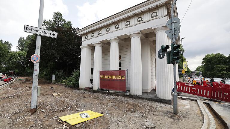 Die Baustelle am Ratinger Tor in Düsseldorf ist teilweise abgesperrt. Ein Obdachloser soll dort einen jungen Binnenschiffer aus Unterfranken mit einem Poller getötet haben.&nbsp;