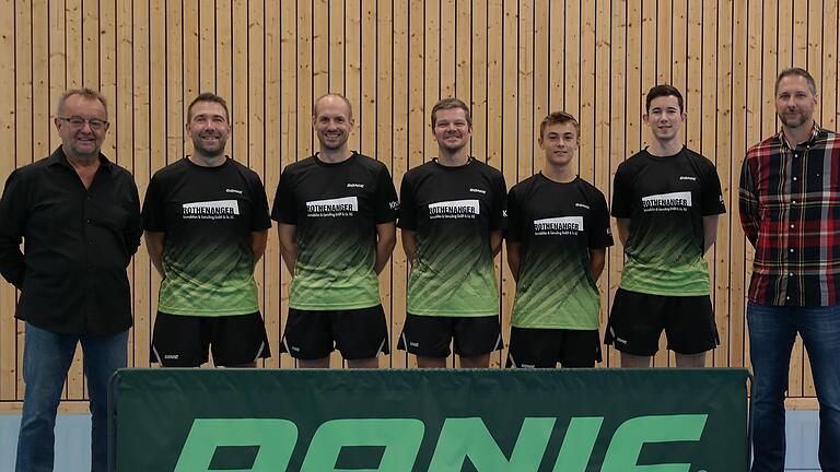 Mit diesem Team wollen Versbachs Tischtennis-Cracks in der Regionalliga angreifen: (von links) Abteilungsleiter Hubert Uhl, Felix Bindhammer, Nico Christ, Daniel Geist, Konrad Haase, Dillon Chambers und Sportleiter Michael Stock.