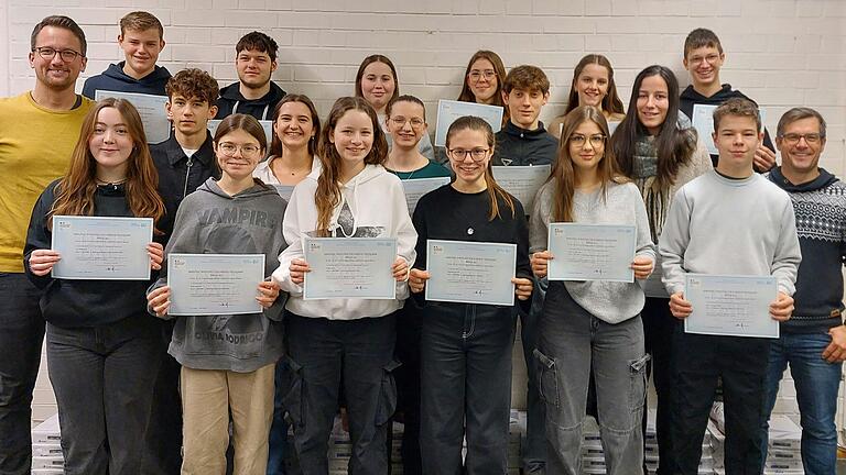 Die erfolgreichen Absolventen des Diploms DELF A2: Erste Reihe (von links) Lea Meißner (Oberrimbach), Vivien Häfner (Weikersheim), Celina Kunz (Röttingen), Kayleigh Häfner (Weikersheim), Maren Landwehr (Bieberehren), Mika von Berchem (Weikersheim). Zweite Reihe (von links) Lehrkraft Christoph Ködel, Finn Deppisch (Waldmannshofen), Paula Schneider (Strüth), Rosella Galeazzi (Creglingen), Florian Kirchberger (Weikersheim), Nele Geuder (Bieberehren), Konrektor Michael Frank. Dritte Reihe (von links) Luca Müller (Münster), Elias Folkerts (Schäftersheim), Maya Fug (Schäftersheim), Lisa Himmel (Klingen), Marie-Luise Wolfarth (Neubronn) und Marcel Lang (Schäftersheim).